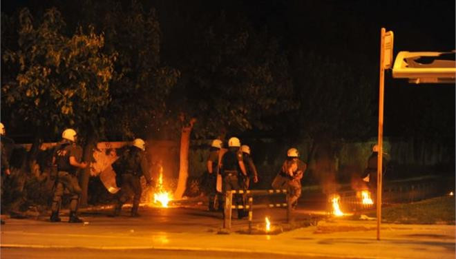 Επίθεση με μολότοφ εναντίον των ΜΑΤ στα Εξάρχεια